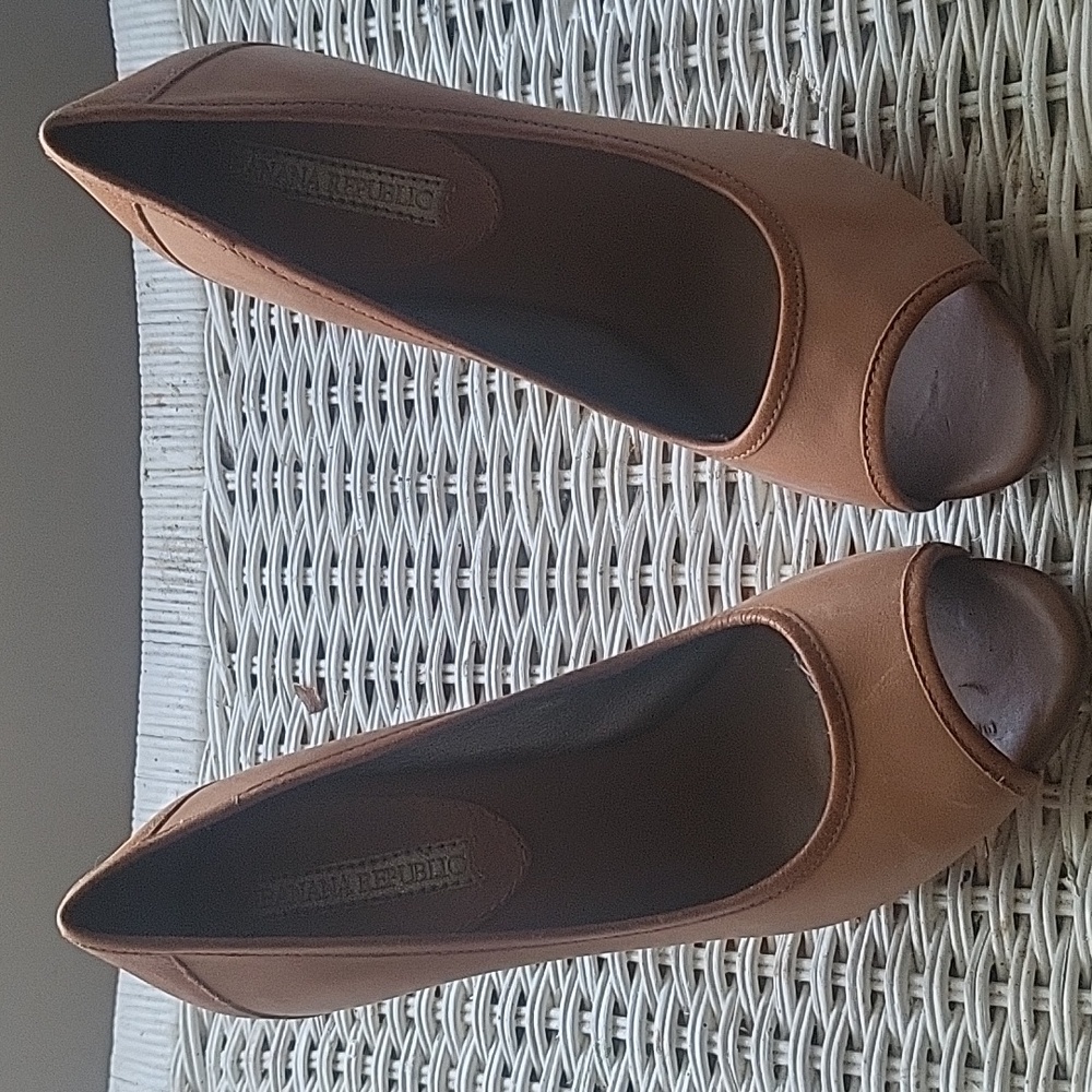 Brown Banana Republic heels with wood look